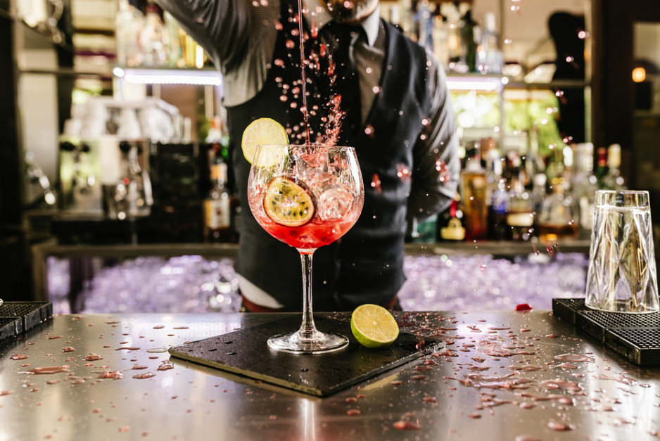 barman.jpg.f902c99ab19c0d958e86c2f9f1a4007e.jpg