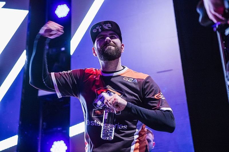 Wiktor__TaZ__Wojtas_cheering.jpg
