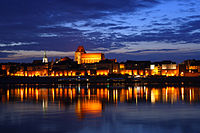 421923027_200px-Toru_-_Old_Town_by_night_01.jpg.88063d5be0d5ab9eeb87c65152d3205b.jpg