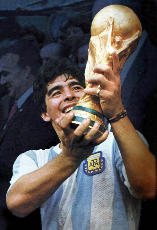 1200px-Maradona-Mundial_86_con_la_copa.thumb.jpg.35fa4ae8991475a9144859fafeef3d9e.jpg