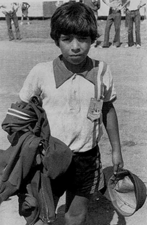 Diego-Maradona-in-his-childhood.thumb.jpg.585322206889a85b3213d931a9718ec3.jpg