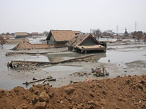 Home_sunk_by_mud_flow.JPG.56a2e5971dc5c67024c45db0f9243e57.JPG