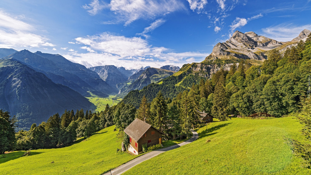 tapeta-domki-przy-drodze-na-tle-alp-glarnenskich.jpg
