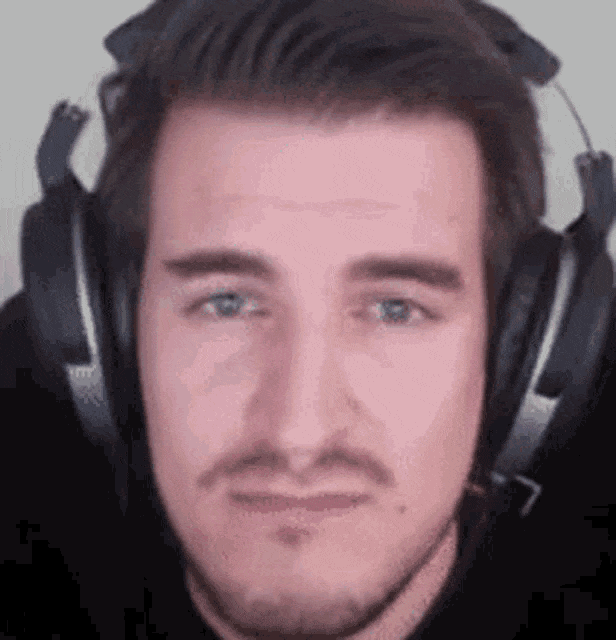 izak-tubson(1).gif.98789359021af08a131548596c808d3a.gif